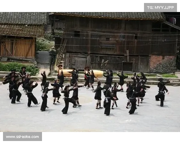 村BA中场休息表演苗族反排木鼓舞，观众喝彩